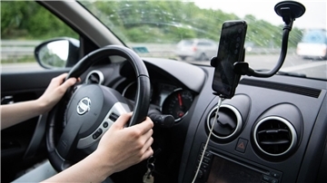 Smartphones und Displays im Auto lenken Fahrer laut einer Studie gefährlich oft von der Straße ab.