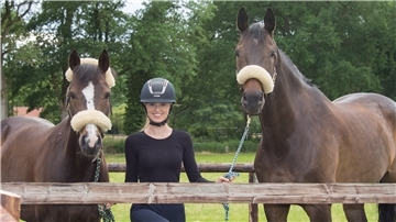 Smilla Philipp mit ihren beiden erfolgreichen Sportpartnern, dem Pony Lalube (links) und Sir Boggles.