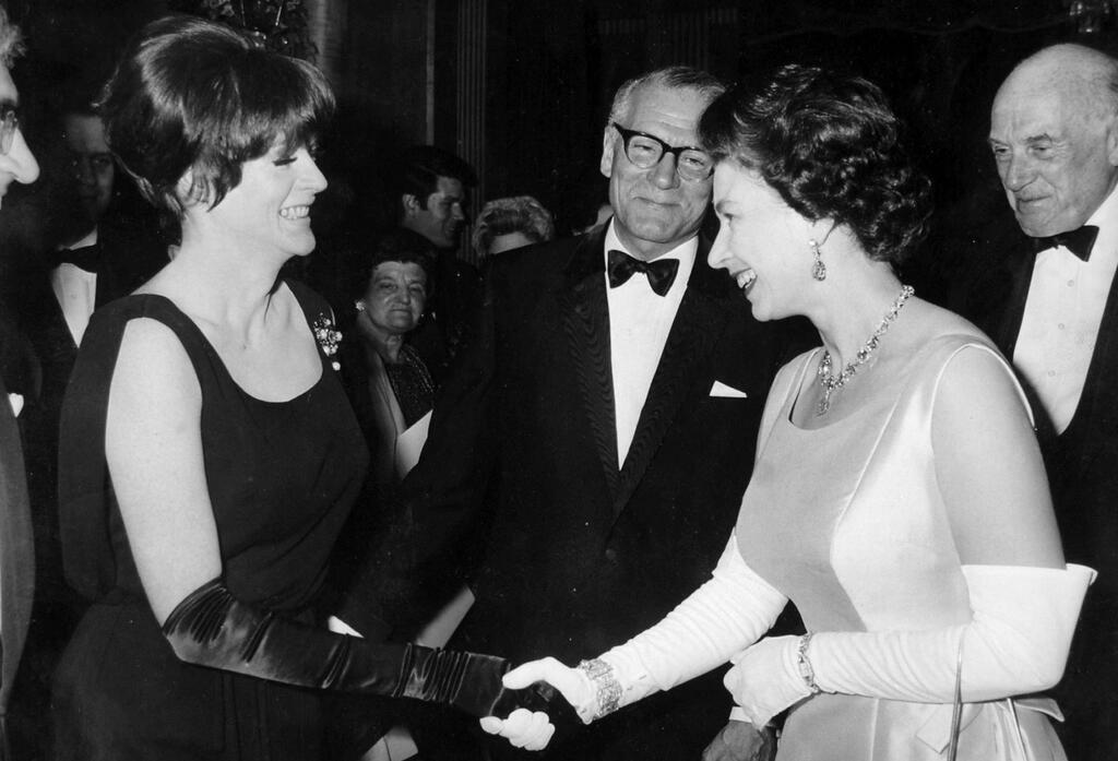 Magisch, britisch, furchteinflößend: Maggie Smith ist tot Smith, hier mit Königin Elizabeth II., gehörte zu den großen Schauspielerinnen. (Archivfoto)