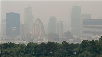 Smog über der Skyline von Montreal. Aufgrund von Waldbränden ist die Luftqualität in der Metropole derzeit besonders schlecht.