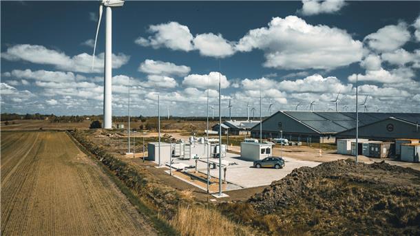 So ähnlich könnte es in Bremerhaven aussehen: Ein Windrad, das den Strom liefert, und in direkter Nachbarschaft Elektrolyseure, mit denen Wasserstoff produziert wird. Das Foto zeigt den Standort Bosbüll, einer von mehreren Wasserstoff-Produktionsstandorten in dem eFarm-Projekt, das GP Joule initiiert hat.