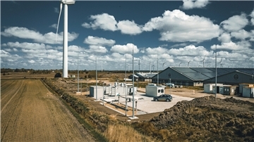 So ähnlich könnte es in Bremerhaven aussehen: Ein Windrad, das den Strom liefert, und in direkter Nachbarschaft Elektrolyseure, mit denen Wasserstoff produziert wird. Das Foto zeigt den Standort Bosbüll, einer von mehreren Wasserstoff-Produktionsstandorten in dem eFarm-Projekt, das GP Joule initiiert hat.