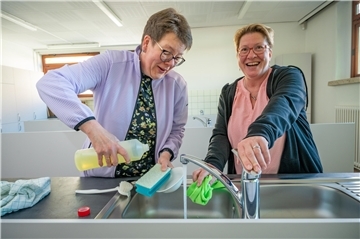  So geht Geld und Energie zum Fenster raus, zeigen die Hauswirtchafterinnen Marlies von Helmst (links) und Andrea Tauer von den Berufsbildenden Schulen Sophie Scholl in Bremerhaven.  Spülen Stück für Stück unter laufendem Heißwasser und mit neuem Spüli im Schwamm bei jedem Teil.