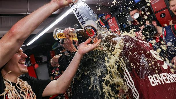 Bilder des Tages So begossen sehen Sieger aus: Der FC Bayern Basketball gewinnt im Finale gegen ratiopharm Ulm und wird Pokalsieger. Um den Jubel in der Kabine rauszulassen, braucht es aber anstelle des Pokals gut gefüllte Weißbiergläser.