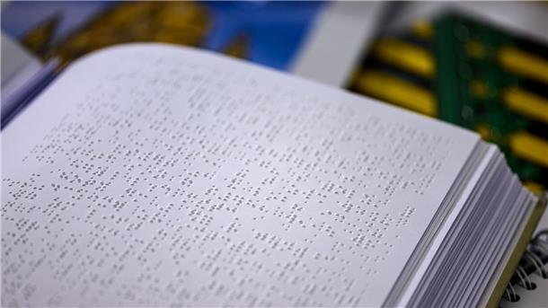 Künstliche Intelligenz hilft blinden Menschen So ein Buch mit Punktschrift ist für blinde und sehbehinderte Menschen.