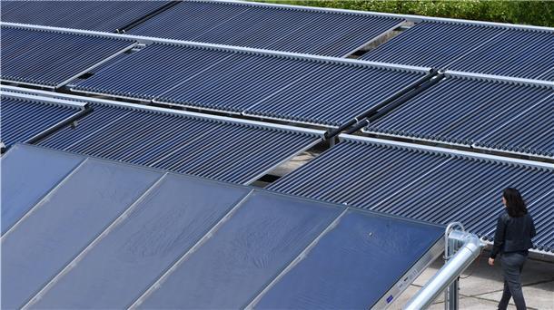 So eine Solarthermie-Anlage soll in Bad Bederkesa Energie erzeugen. Es gibt jedoch auch kritische Stimmen.