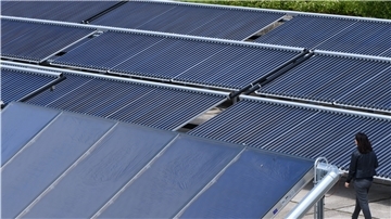 So eine Solarthermie-Anlage soll in Bad Bederkesa Energie erzeugen. Es gibt jedoch auch kritische Stimmen.
