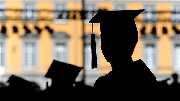 Mit Diplom, aber ohne Abschluss So feiern manche Studierende ihren Abschluss. In der Türkei haben Betrüger viele Diplome von Universitäten gefälscht.