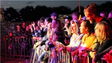 So feiert das Publikum das Rock-den-Lukas-Festival in Tarmstedt: friedlich, fröhlich, bunt.