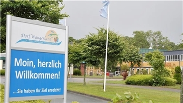 So freundlich werden Menschen auf der Flucht wohl nur an den wenigsten Orten empfangen. In Hohenkirchen finden sie im „Dorf Wangerland“ vorübergehend eine sichere Unterkunft, bevor sie von dort aus auf niedersächsische Kommunen weiterverteilt werden.