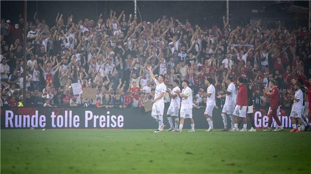 Schweiz Pokalspiel: Pyro-Verletzte und Angriffe auf Polizei So friedlich wie hier nach dem Schlusspfiff des Spiels FC Aarau gegen Young Boys Bern ging es beim Pokalspiel nicht immer zu.