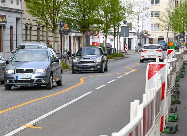 So ganz gerade sind die Markierungen in der Rickmersstraße jedenfalls nicht geraten.