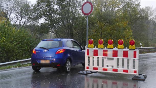 Das Foto zeigt eine Straßensperrung