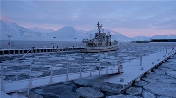 So hätte es längst sein sollen: Die „Ulla Rinman“ im Hafen von Spitzbergen, zur Abfahrt für Expeditionsteilnehmer bereit. Doch Corona hat diese Pläne durchkreuzt.