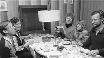 So hätten es viele Männer in Rat und Verwaltung 1976 gern gesehen: Margitta Terborg (Mitte) im Kreis der Familie als Hausfrau und Mutter. Doch die SPD-Politikerin wollte mehr – und erreichte es.