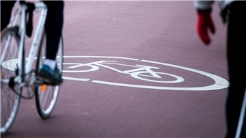 So kann eine Fahrradstraße aussehen: Der Ortsrat Langen diskutiert in Kürze über eine neue mögliche Route. Foto Vennenbernd/dpa