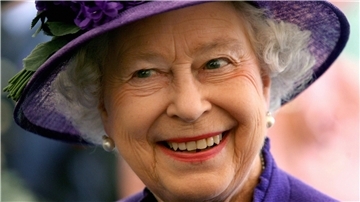 So kannte man die Queen. Farbenfrohe Outfits, würdevolles Auftreten, aber häufig auch mit einem munteren Lächeln.