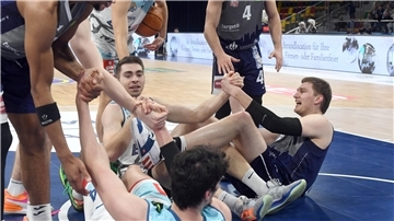 So kennen die Eisbären-Fans ihren Adrian Breitlauch (Mitte). Im Kampf um den Ball wirft sich das Eigengewächs in jede Ecke.