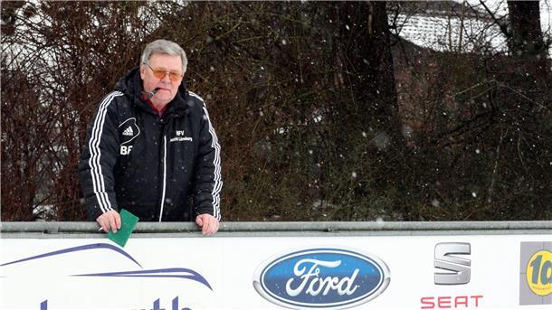 So kennen ihn die meisten Fußballer im Bezirk Lüneburg: Mit Notizbuch und Stift in der Hand und Pfeife im Mund steht Berthold Fedtke auf Sportplätzen hinter der Bande und beurteilt die Leistungen „seiner“ Unparteiischen.