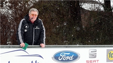 So kennen ihn die meisten Fußballer im Bezirk Lüneburg: Mit Notizbuch und Stift in der Hand und Pfeife im Mund steht Berthold Fedtke auf Sportplätzen hinter der Bande und beurteilt die Leistungen „seiner“ Unparteiischen.