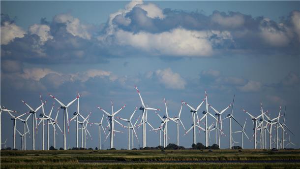 85 Windparks in Rotenburg: Kreistag will mehr für die Bürger rausholen Schleswig-Holstein, Bordelum: Windräder drehen sich in einem Windpark an der Nordsee