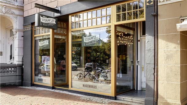So könnte der Laden auch 1962 ausgesehen haben: Schaufenster vom „Sturmflut“ in Cuxhaven. 
