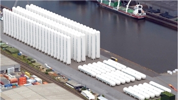 Viele Speichersäulen für CO2 in einem Hafen.