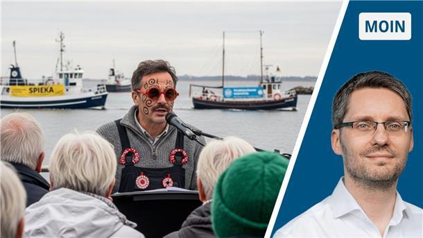Ein Mann mit roter Brille, der vor mehreren Zuhörern referiert. Im Hintergrund sind Krabbenkutter zu sehen. Auf einem steht "Spieka".