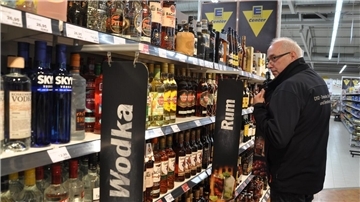 So könnte es gehen: Die Flasche verschwindet im Anorak. Das Bild ist natürlich gestellt. Es zeigt Matthias Dreiucker, Chef einer großen Detektei und Sicherheitsfirma. Matthias Dreiucker und seine Kollegen kennen die Tricks der Ladendiebe.