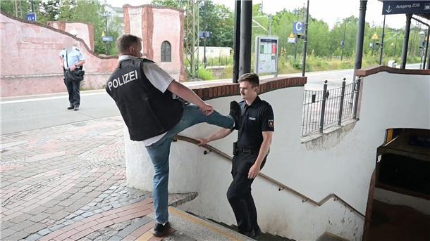 So könnte es zum tödlichen Treppensturz am Bahnhof Uelzen gekommen sein. (Archivbild)