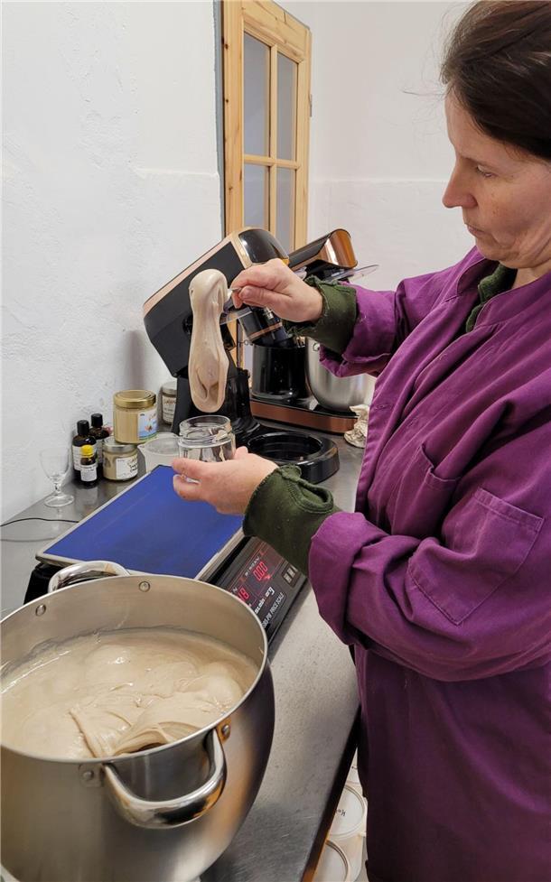 So kommt der Honig ins Glas: Manuela Habor-Morgenstern in der Honigküche.