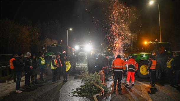 Bauernproteste: Mehr als 2000 demonstrieren in Aurich - Scholz: „Galgen sind keine Arguemente“ "So lange wir dürfen" - Die Landwirte halten die Dauer ihres Protests offen.