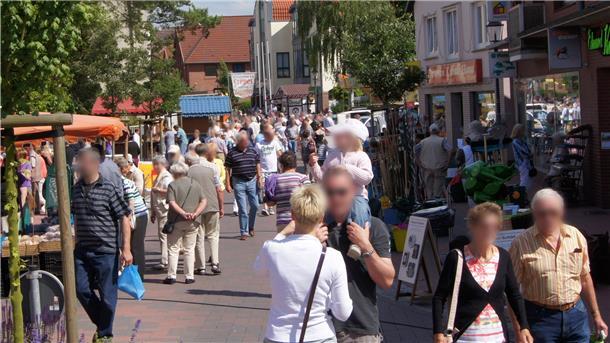 Viele Menschen laufen durch die Einkaufsstraße in Bad Bederkesa.