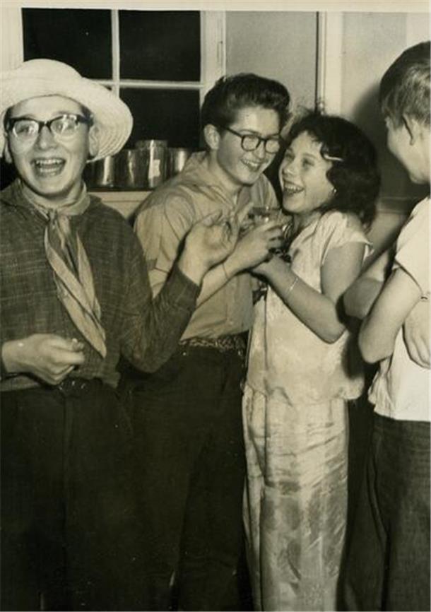Mit Maske und Pappnase: Karnvelsspaß in Nordenham und Butjadingen So munter feierte man 1960 in Nordenham.