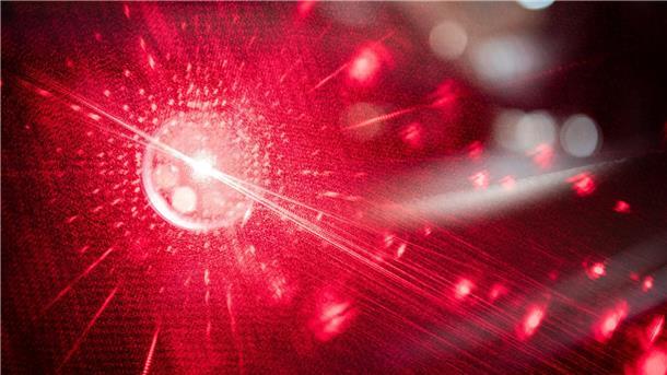 Ein Laserpointer scheint hell und rot.