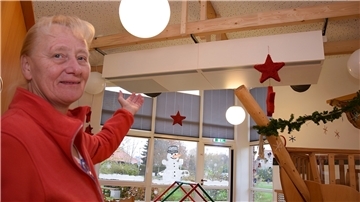 So oder so ähnlich sehen die Lüftungsanlagen aus, die momentan in sieben Grundschulen und acht Kindergärten installiert werden. Das Foto zeigt Evelyn Gang, Leiterin der Kita Mitte, im Gruppenraum der Krippe.