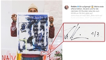 Ein Fünstler mit seinem Kunstdruck.
