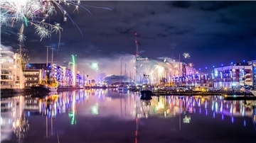 So sah das Silvesterfeuerwerk am Deich vor einem Jahr aus. Diesmal müssen die Bremerhavener und Cuxländer deutlich mehr Regeln beachten.