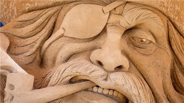 So sah eine der Figuren aus Sand bei früheren Ausstellungen aus.