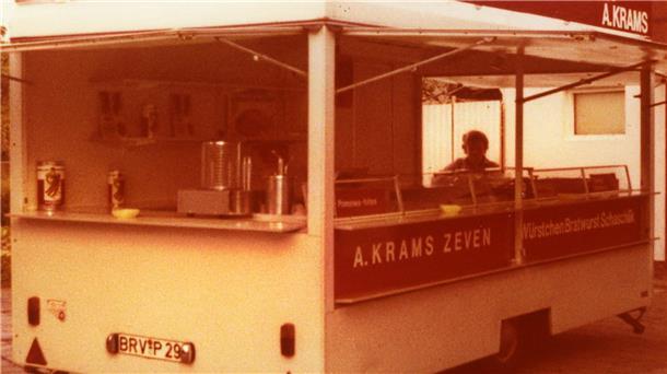 Krams Imbiss schließt: Das Ende einer Institution Das Foto zeigt den ersten Imbisswagen von Krams.