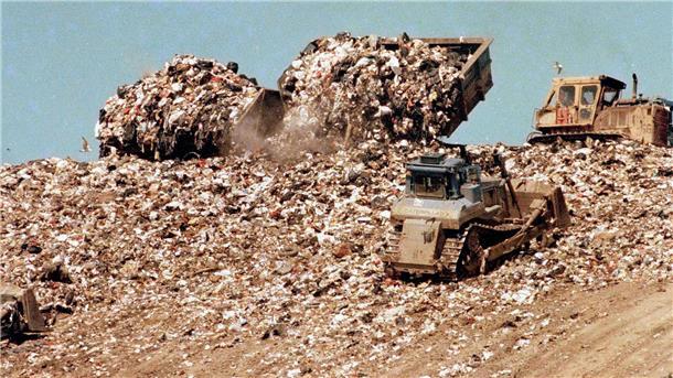 So sah es lange Jahre aus auf der „Freshkills“-Deponie im Stadtteil Staten Island: Müllberge, teilweise höher als die Freiheitsstatue (Archivbild von 1989).