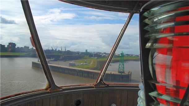 So schön sah es im Inneren der Kuppel des Leuchtturms auf der Nordmole in Bremerhaven aus, als sie das Bauwerk von 1914 noch krönte. Im Hintergrund die Südmole samt Molenfeuer.