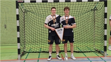 So sehen DHB-Pokalsieger der A-Jugend aus: Benjamin Coordes (rechts) und Erik Habermann feiern mit dem VfL Horneburg ihren bisher größten sportlichen Erfolg.