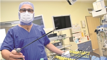 So sehen echte Instrumente aus: In einem der OP-Säle im ersten Stock der Klinik zeigt Orhan Kahraman ein Endoskop mit Mini-Fasszange.