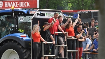 So sehen Sieger aus: Das Gewinner-Team in der Bauernklassen lässt sich bei einer Ehrenrunde vom Publikum feiern.