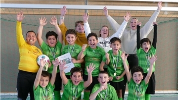 So sehen Sieger aus: Die Fußballer der Fritz-Reuter-Schule haben ihren Titel beim 31. Weser-Elbe-Cup in der Walter-Kolb-Halle verteidigt.