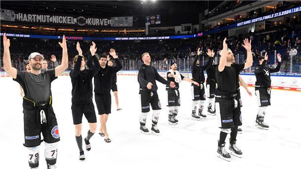 So sehen Sieger aus: Die Spieler der Fischtown Pinguins bedanken sich nach dem Spiel in Berlin und dem erreichten Hauptrundensieg bei ihren mitgereisten Fans für die Unterstützung.