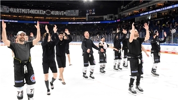 So sehen Sieger aus: Die Spieler der Fischtown Pinguins bedanken sich nach dem Spiel in Berlin und dem erreichten Hauptrundensieg bei ihren mitgereisten Fans für die Unterstützung.
