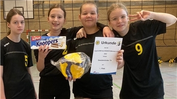 So sehen Sieger aus: Die U14 mit Sifiia Zaslavska (stehend v. li.), Melina Cremer, Emily Panto und Szofia Vascilcum sowie sitzend Kiristina Bobrovnikova ist Regionsmeister.