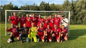 So sehen Sieger aus: Die Ü40-Kicker des ESC Geestemünde feiern nach dem 4:2-Sieg gegen den TSV Lesum-Burgdamm die Landesmeisterschaft.
